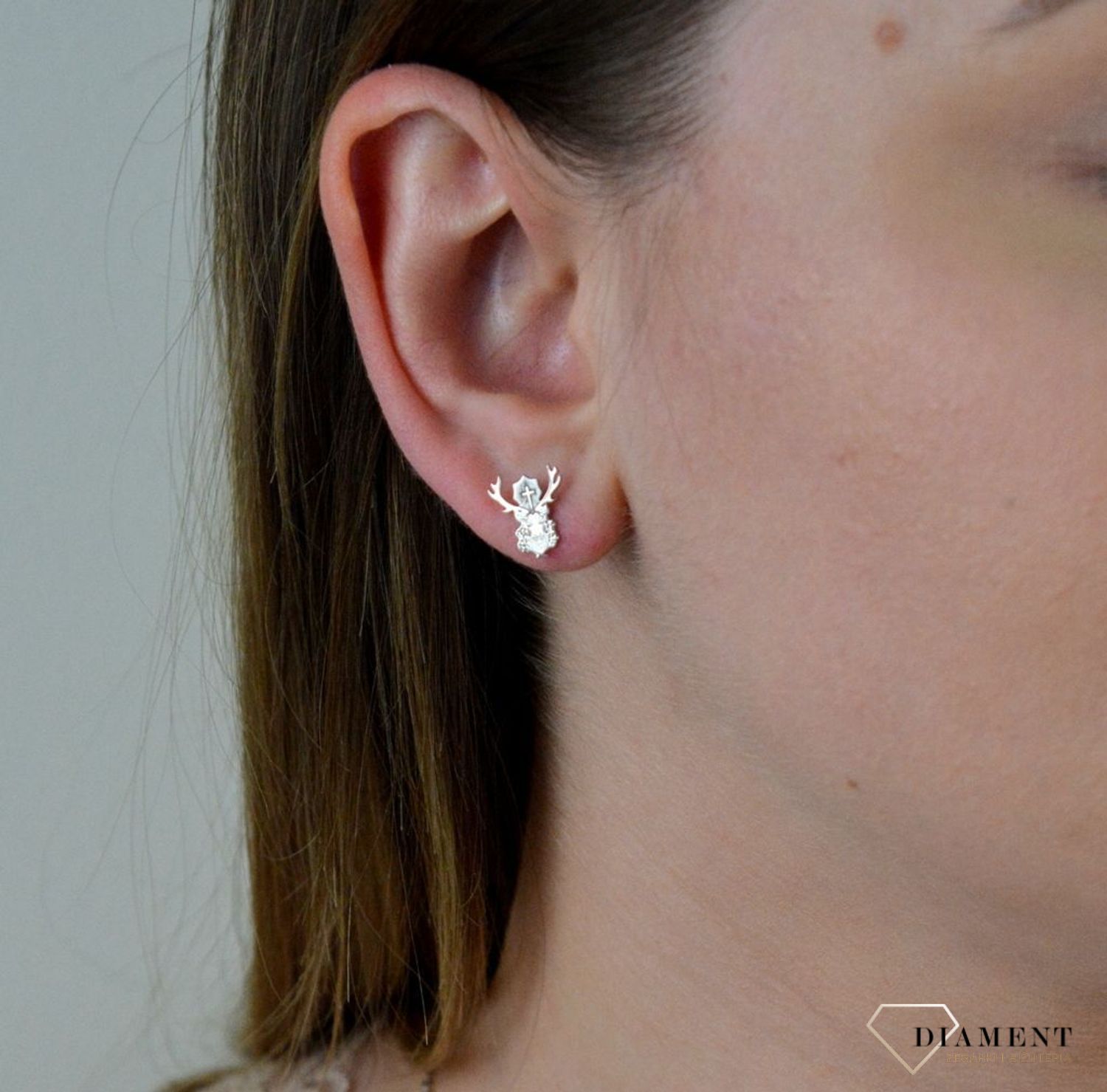 Srebrne kolczyki na sztyft 'Jeleń Św Huberta' KR R552-ROD.jpg